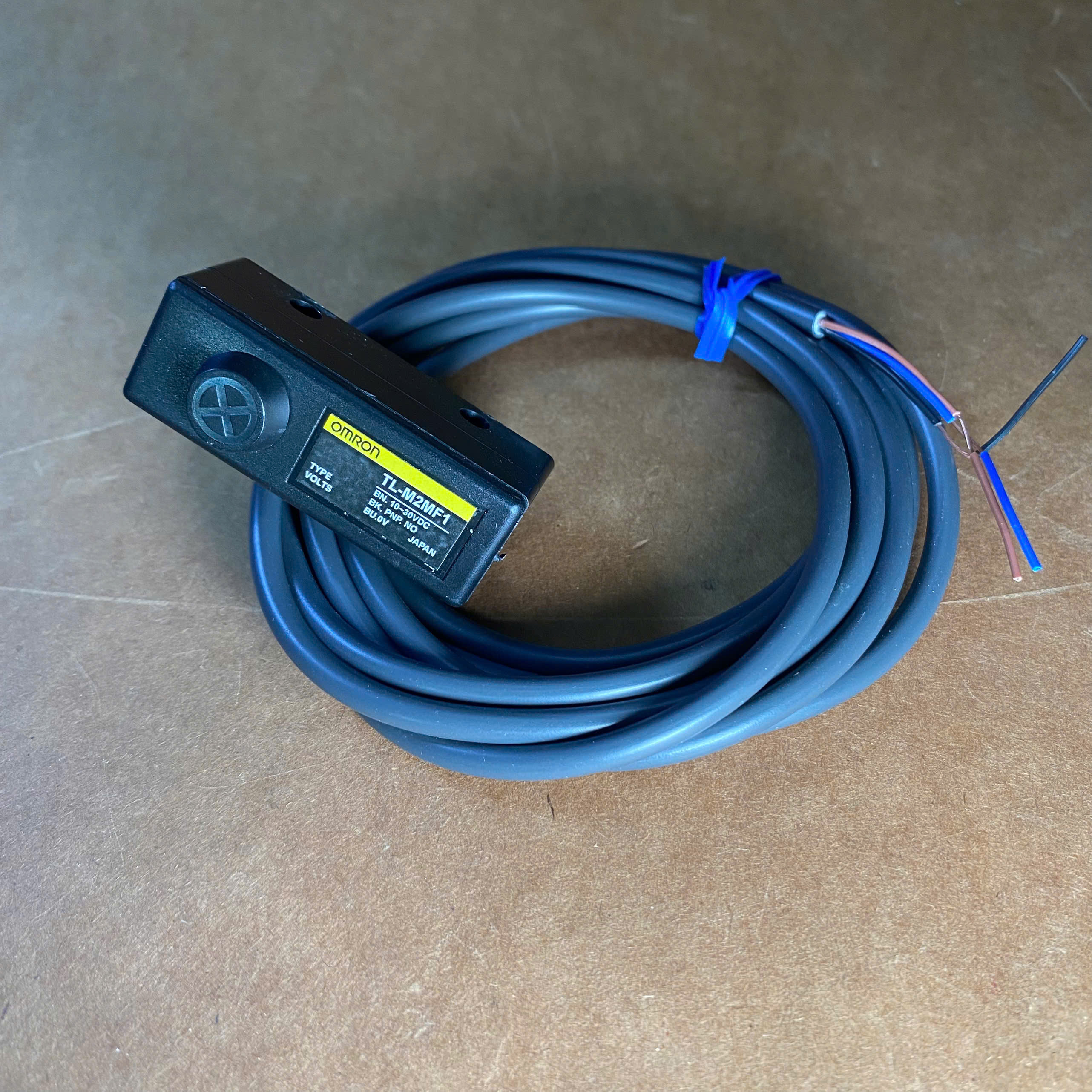 Hình ảnh thực tế cảm biến tiệm cận Omron TL-M2MF1 2mm PNP - góc nhìn tổng thể