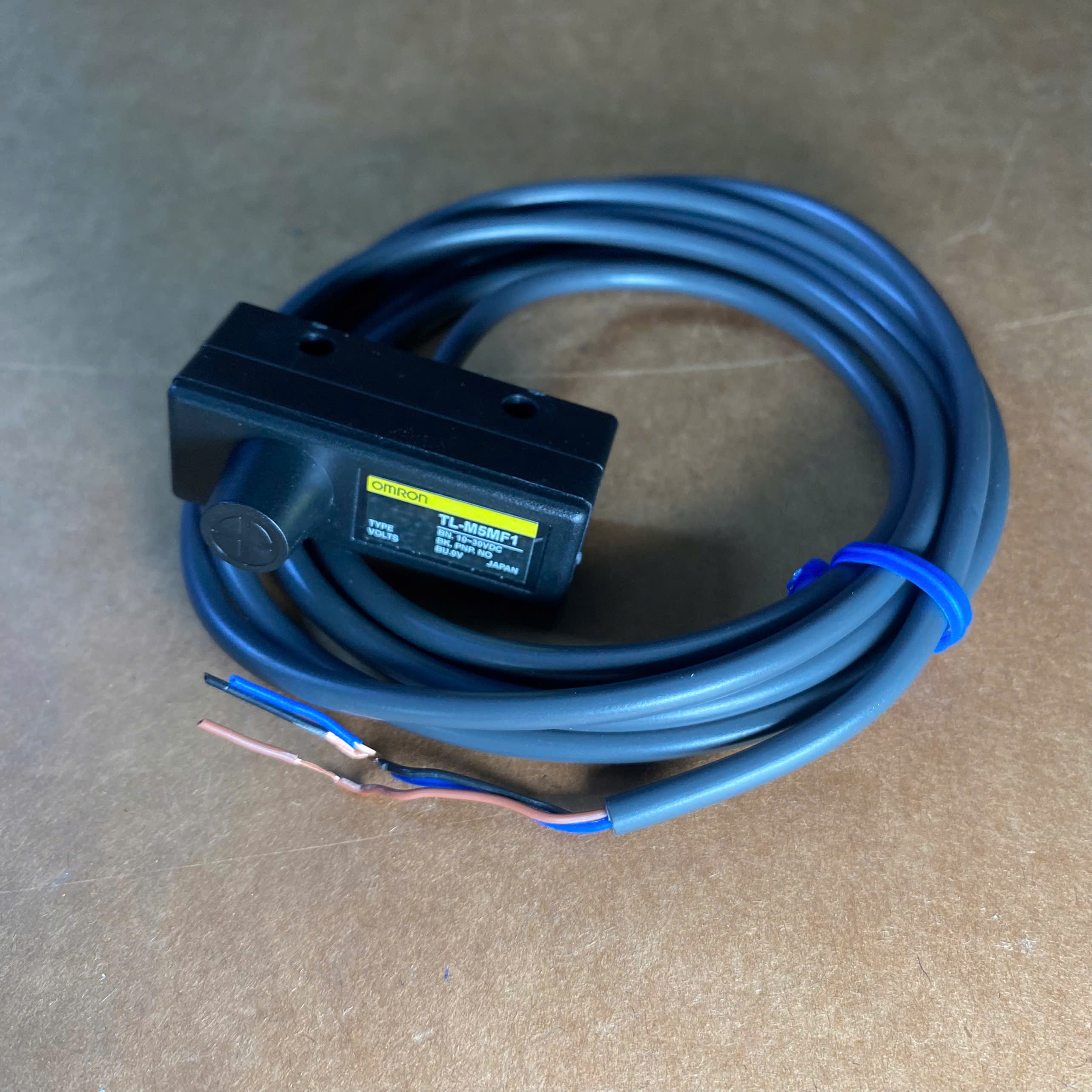 Hình ảnh thực tế cảm biến tiệm cận Omron TL-M5MF1 5mm PNP NO