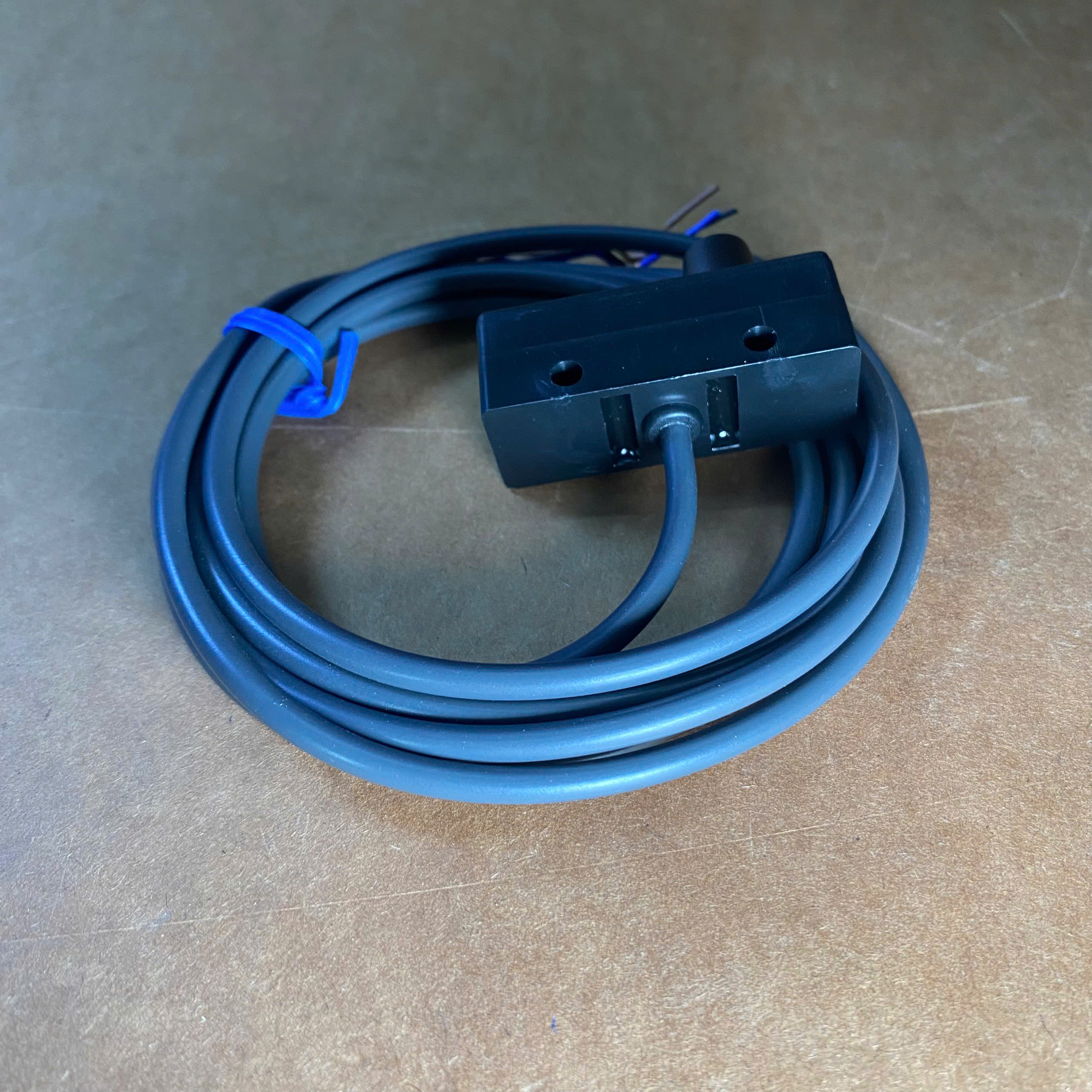 Cảm biến tiệm cận Omron TL-M5MF1 dạng khối - hình ảnh cận cảnh