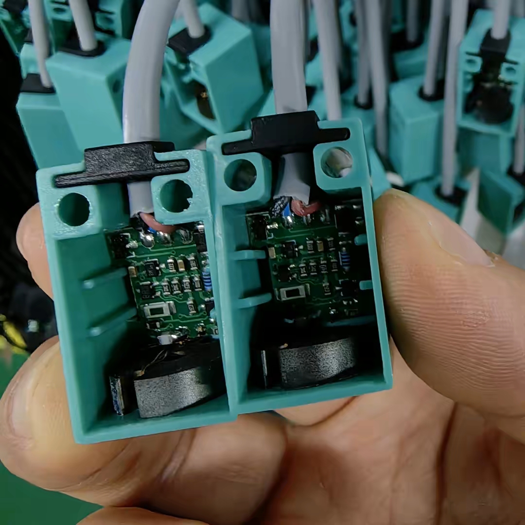 Cấu tạo cảm biến tiệm cận dạng vuông