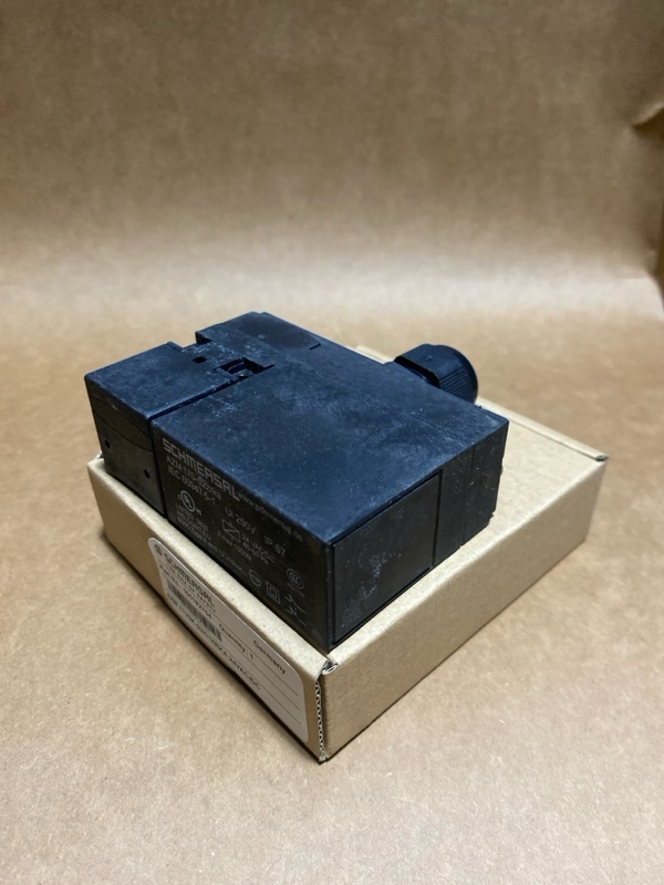 Khóa liên động an toàn AZM 170SK-02/01ZRKA 24VAC/DC - góc nhìn tổng thể