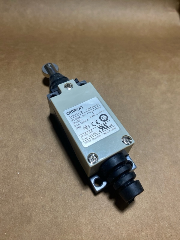 Hình ảnh tổng thể công tắc hành trình OMRON D4V-8112Z