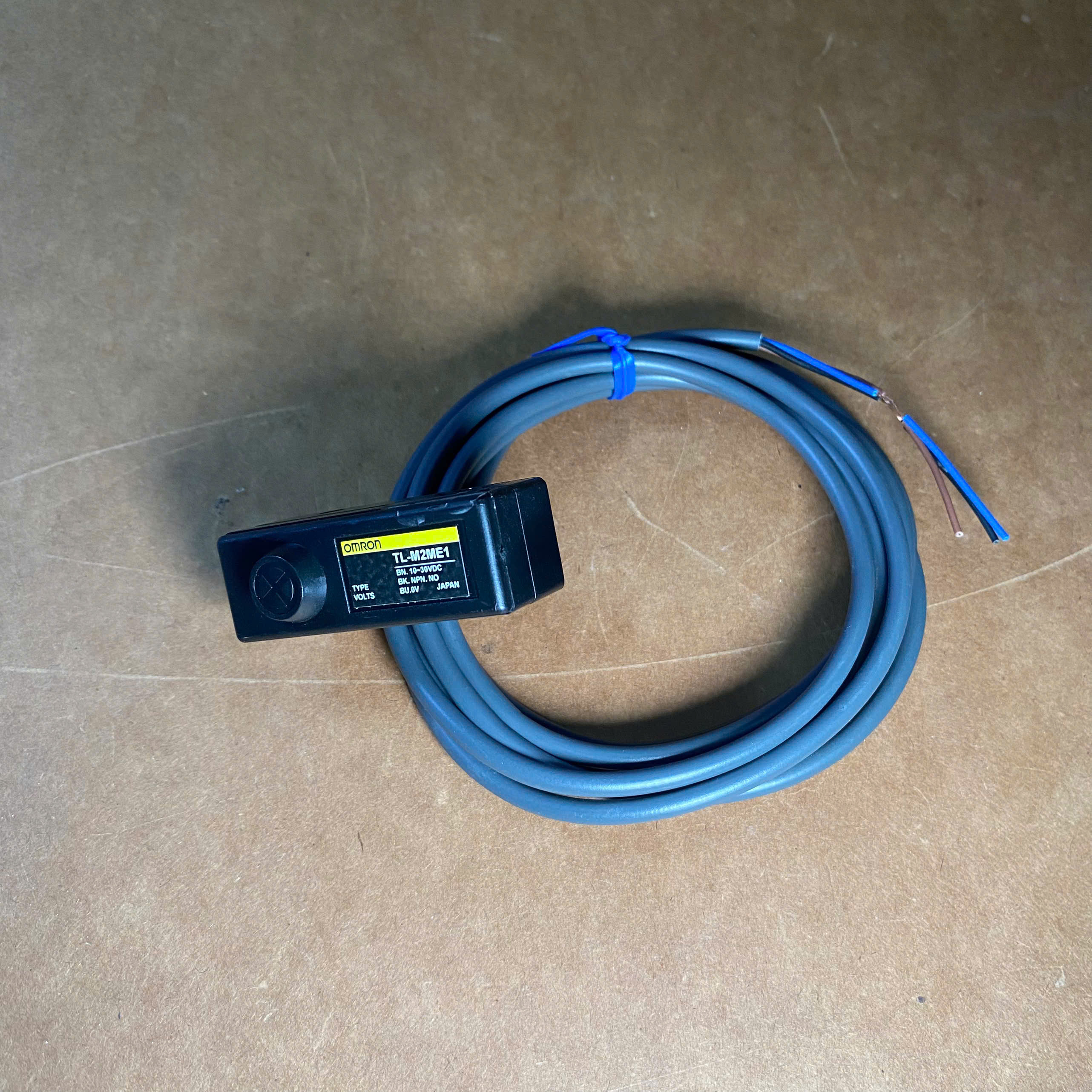 Hình ảnh thực tế cảm biến tiệm cận Omron TL-M2ME1 2mm - góc nhìn tổng thể