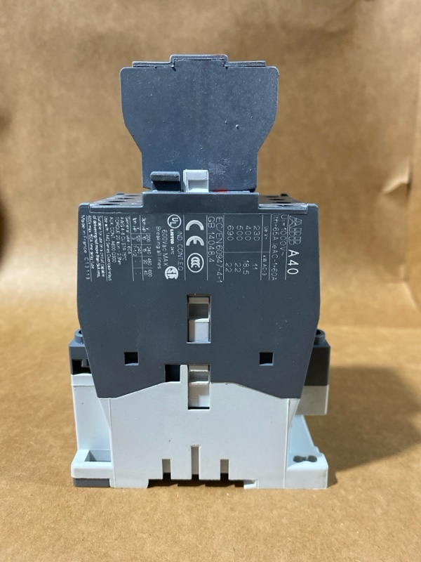 Hình ảnh mặt sau contactor ABB A40-30-32 với thông số kỹ thuật