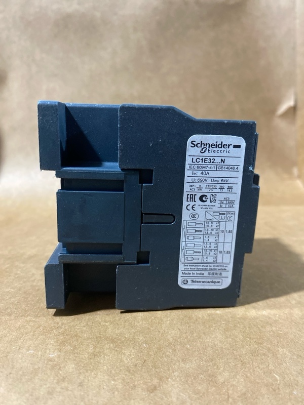 Hình ảnh chi tiết các cực đấu dây của LC1E3210M5