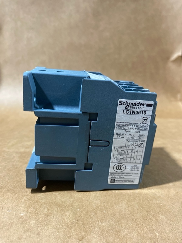 Hình ảnh contactor LC1N0610M5 - các cọc đấu dây