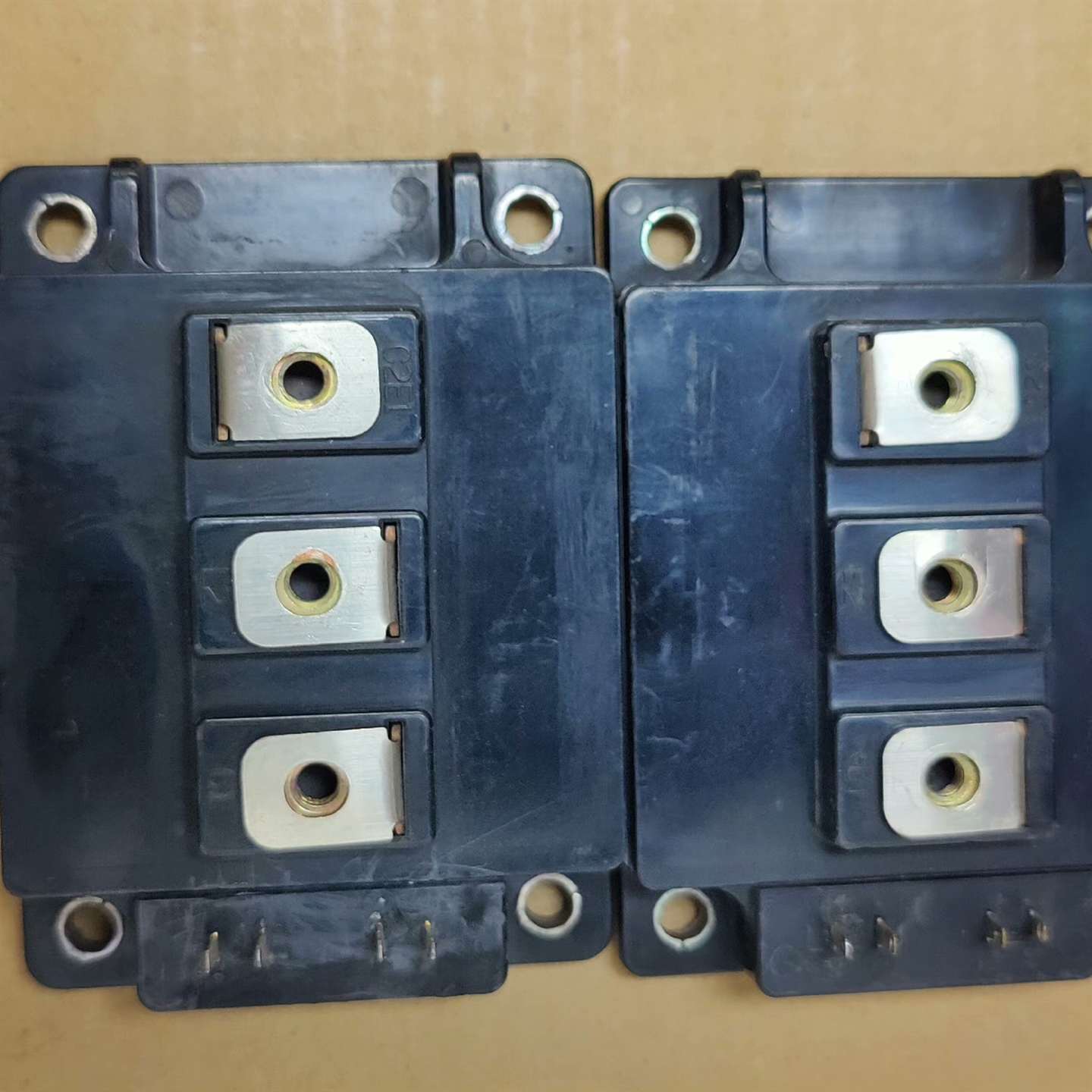 Hình ảnh thực tế module IGBT 2MBI600NT-060 Fuji Electric - chi tiết cận cảnh