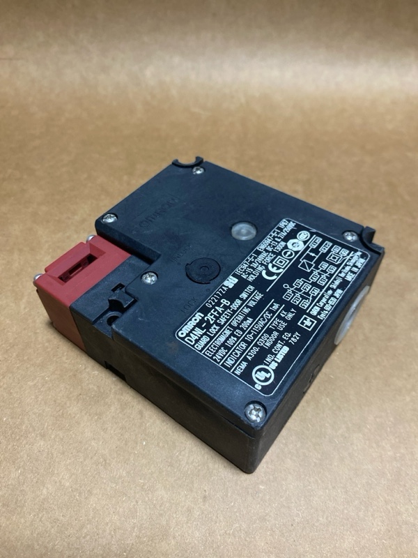 Hình ảnh thực tế công tắc an toàn OMRON D4NL-2FFA-B - góc nhìn tổng thể