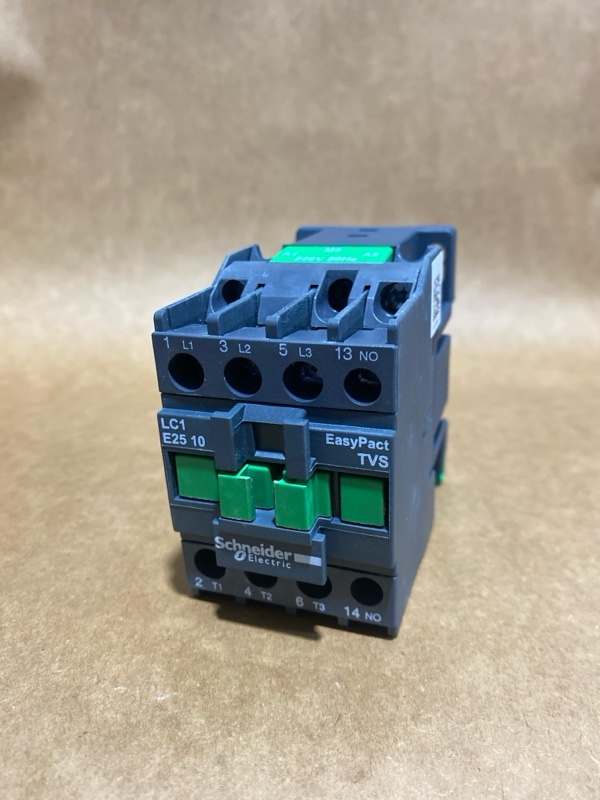 Hình ảnh thực tế sản phẩm Contactor Schneider LC1E2510M5 - góc nhìn tổng thể