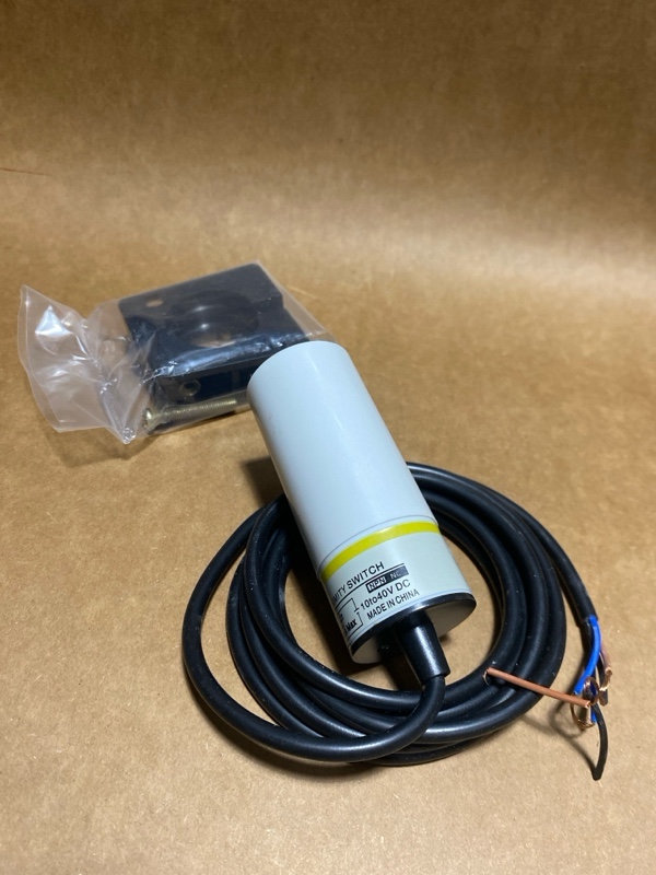 Hình ảnh cận cảnh cảm biến điện dung OMRON E2K-C25ME2 - thân và đầu cảm biến