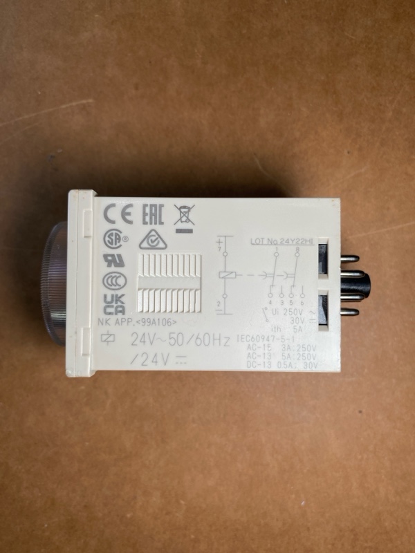 Hình ảnh thực tế rơ le thời gian Omron H3CR-H8L 24VAC/DC M - góc nhìn tổng thể