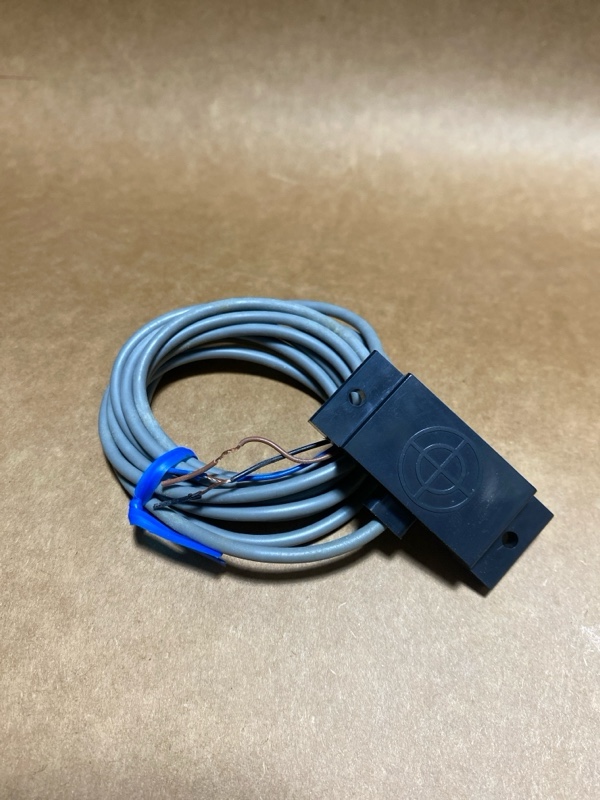 Hình ảnh chi tiết thân cảm biến điện dung OMRON E2K-F10MC1 2M