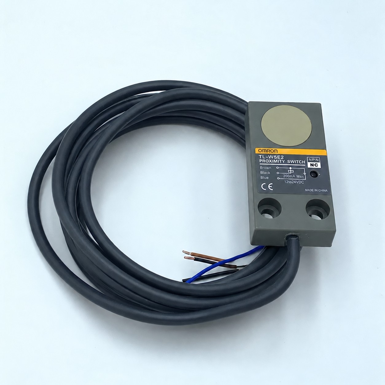 Cảm biến tiệm cận Omron TL-W5E2 5mm NPN NC