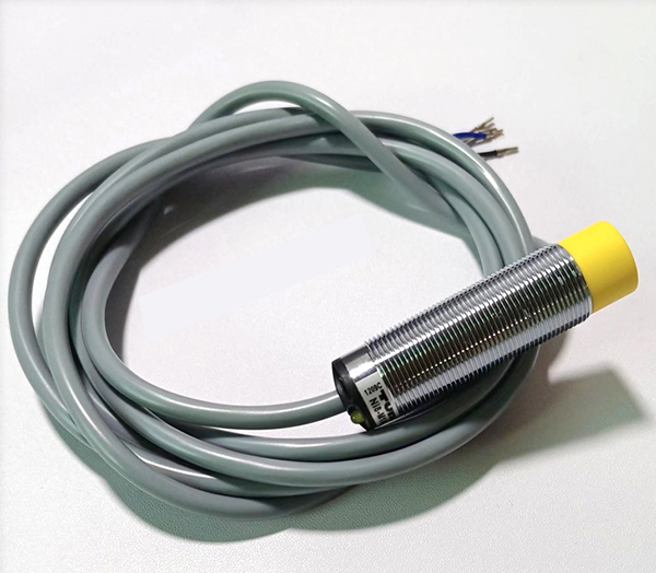 Hình ảnh chi tiết cảm biến Turck NI8-M18-LIU cận cảnh