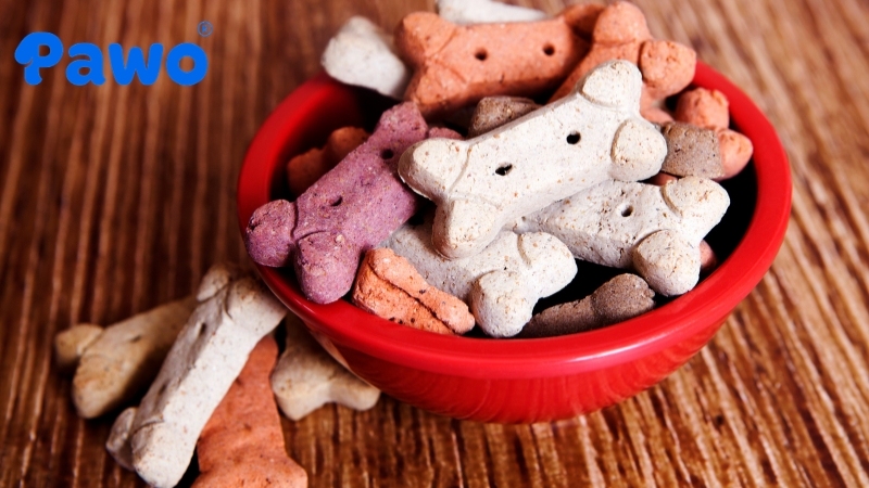 Tránh thức ăn chứa phẩm màu nhân tạo để hạn chế kích thích vệt ố lệ Poodle