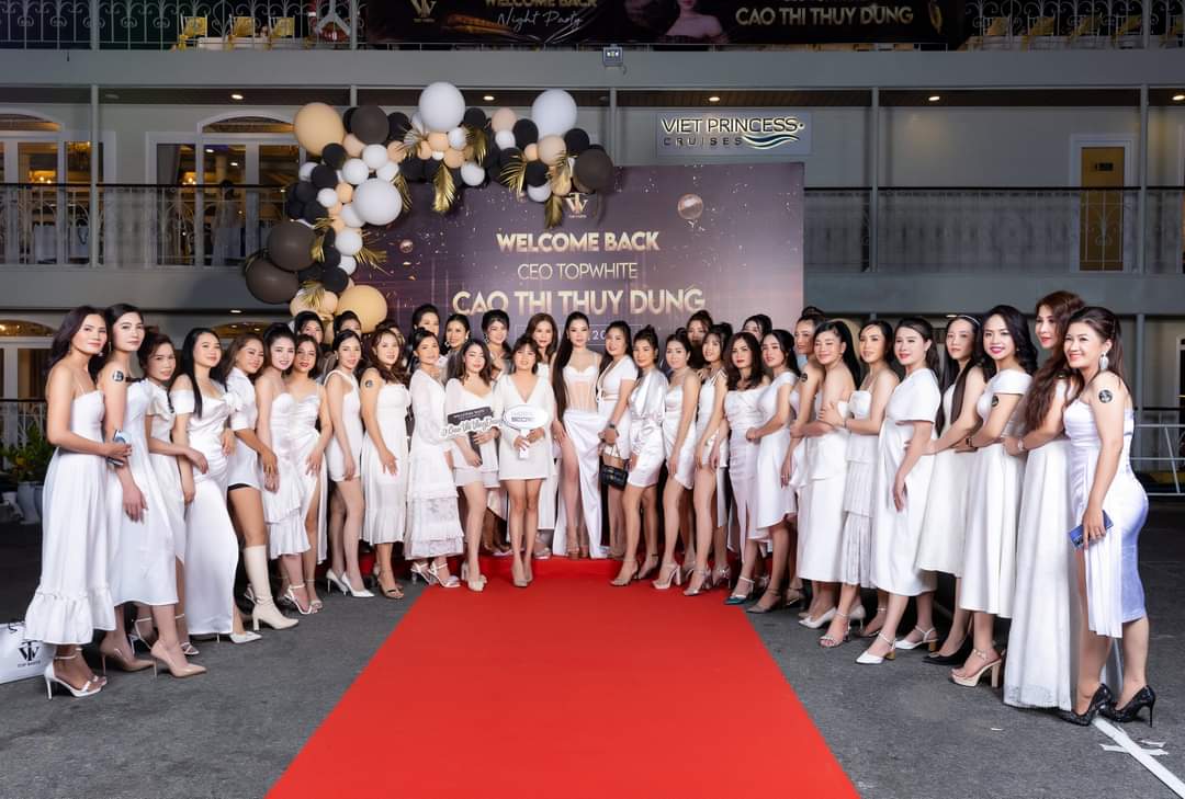 CEO Top White khoe dáng bốc lửa trên du thuyền xa hoa