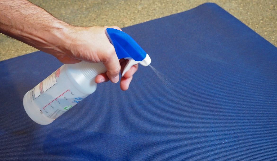 Hướng dẫn cách vệ sinh thảm tập yoga hiệu quả nhất