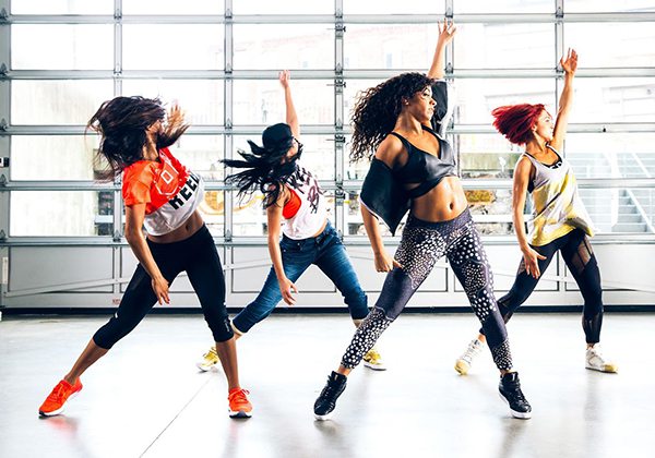 Tập nhảy Zumba lắc hông và tay chân kết hợp