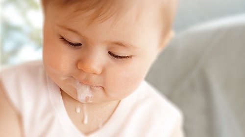 Bé uống sữa hay bị nôn, nguyên nhân và cách khắc phục?