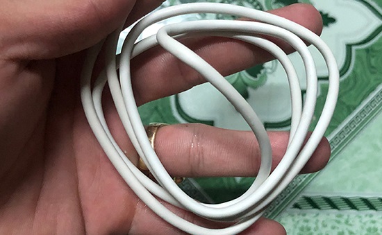 Quấn dây sạc không đúng cách