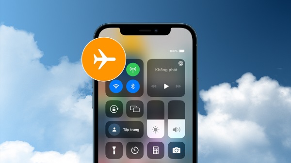 iPhone đang kích hoạt chế độ máy bay