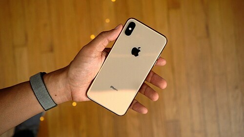 iPhone XS Max có màn hình lớn rất thích hợp cho người cao tuổi