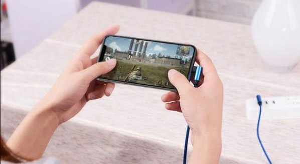 Vừa dùng vừa sạc