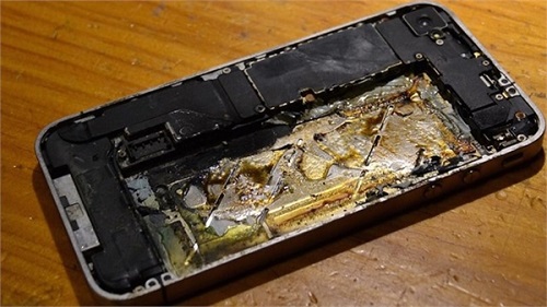 iPhone phồng pin có nổ không?