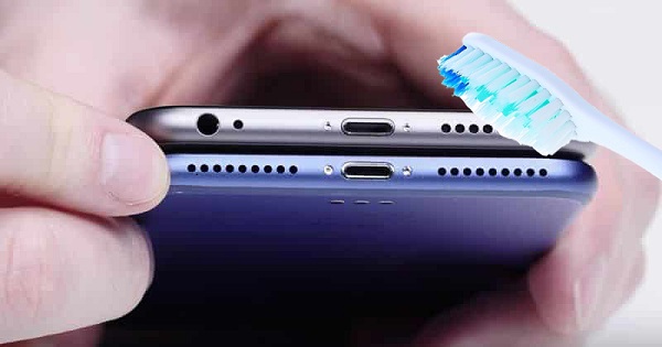 Loa và mic là các bộ phận cần đặc biệt chú ý trong quá trình vệ sinh iPhone