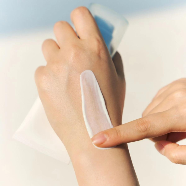 Kem Chống Nắng Kiềm Dầu Và Nâng Tone SKIN1004 Madagascar Centella SPF 50+ PA++++