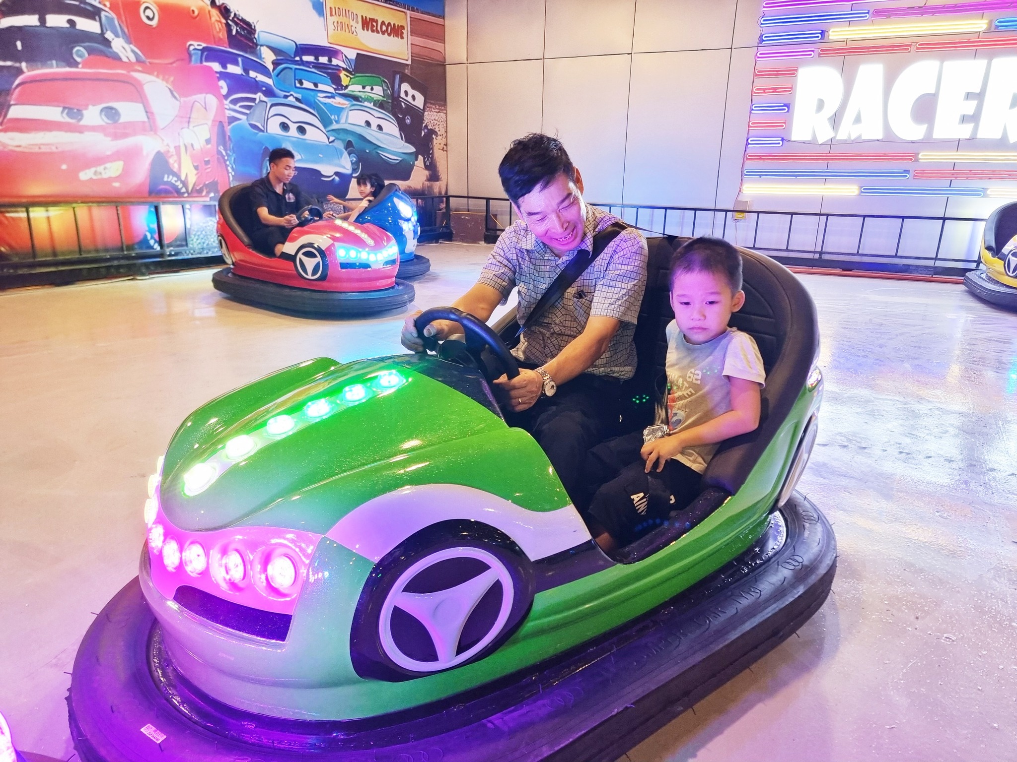 🚗 XE ĐIỆN TRẺ EM – “ĐƯỜNG ĐUA NHÍ” GIỮA LÒNG KHU VUI CHƠI!