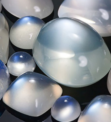 Tại sao đá Mặt Trăng (Moonstone ) trở nên ưa chuộng trong phong thủy ? Ý nghĩa và tác dụng của nó ?