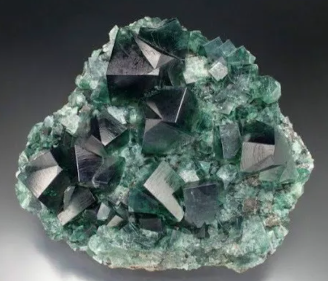 Đá Fluorite – Viên Đá Của Sự Tĩnh Lặng Và Sự Tập Trung: Tại Sao Nó Được Yêu Thích?