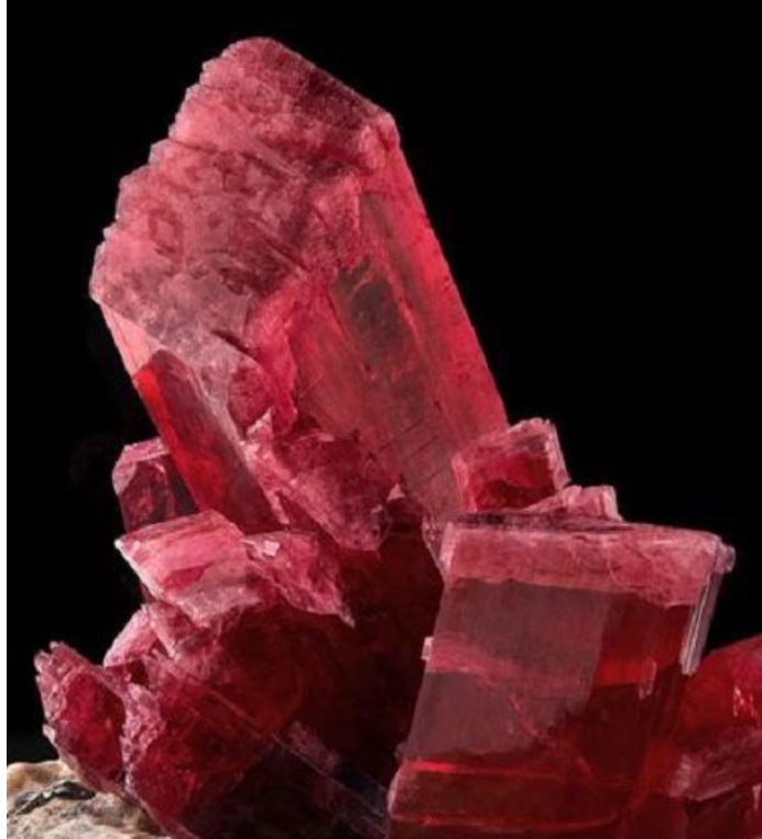 Khám Phá Đá Rhodonite – Tại Sao Nó Là Biểu Tượng Của Tình Bạn Và Sự Hòa Hợp?