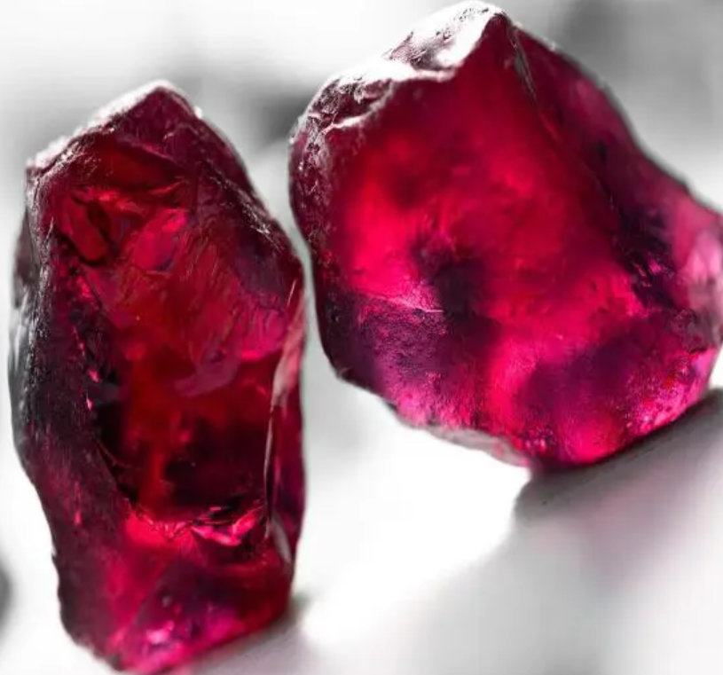 Tại Sao Đá Ruby Là Biểu Tượng Hoàn Hảo Cho Sự Sang Trọng và Quyền Lực?