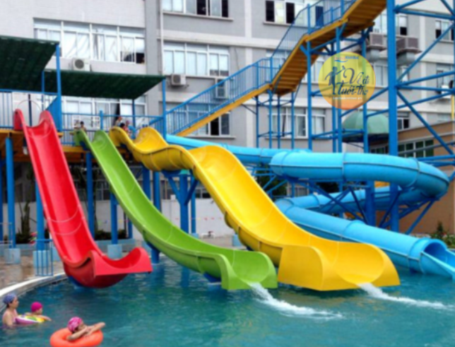 Cầu trượt bể bơi : Giải pháp vận động và vui chơi mùa hè