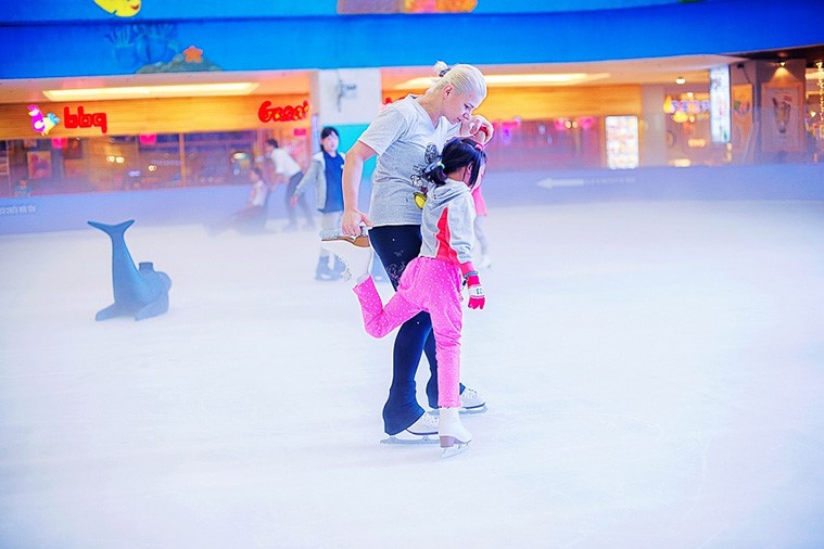 Trải nghiệm Vinpearlland Ice Rink – Không gian giải trí mùa đông độc đáo giữa lòng Hà Nội - THKVC09 Dochoikinhbac
