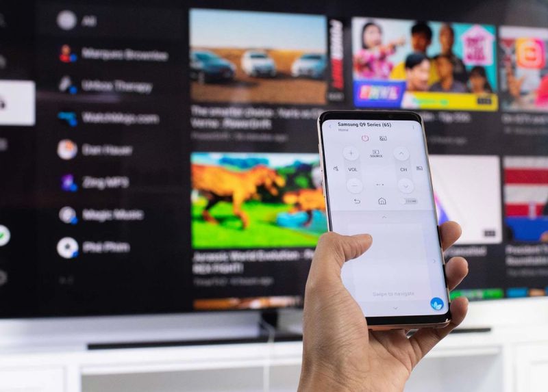 Trong cuộc sống hàng ngày, có nhiều tình huống mà chúng ta cần phải mở TV mà không có điều khiển từ xa. Có thể bạn đã làm mất điều khiển từ xa hoặc có thể đang gặp sự cố như mất điện hoặc nhiễu tín hiệu. Dù trong trường hợp nào đi nữa, việc biết cách mở TV mà không cần điều khiển từ xa là một kỹ năng hữu ích và tiện lợi. Trong bài viết này, chúng ta sẽ khám phá các phương pháp thay thế để mở TV một cách dễ dàng và tiện lợi. Cách mở Tivi mà không cần dùng điều khiển từ xa Để mở TV mà không cần sử dụng điều khiển từ xa, bạn có thể thực hiện các phương pháp sau: 1. Ngắt và kết nối nguồn điện trực tiếp Ngắt và kết nối nguồn điện trực tiếp đơn giản là việc thực hiện cắm và rút ổ cắm điện, đây là một trong những cách đơn giản nhất để bật và tắt TV mà không cần sử dụng điều khiển từ xa.  Để áp dụng phương pháp này, bạn chỉ cần đến phích cắm điện của TV và rút nó ra khỏi ổ cắm. Việc này sẽ ngắt kết nối nguồn điện, làm cho TV tắt đi. Khi muốn bật TV trở lại, bạn chỉ cần cắm phích cắm lại vào ổ cắm. Tuy nhiên, điều quan trọng là TV cần phải ở trạng thái bật trước khi rút phích cắm. Nếu TV đang ở trạng thái tắt khi bạn rút phích cắm, tính năng này sẽ không hoạt động. Mặc dù phương pháp này đơn giản, nhưng nó không phù hợp cho việc sử dụng hàng ngày. Việc cắm và rút phích cắm điện thường xuyên có thể gây ra mài mòn và hỏng hóc cho phích cắm cũng như làm giảm tuổi thọ của TV. Do đó, nếu bạn thường xuyên cần phải bật và tắt TV, nên xem xét các phương pháp thay thế như sử dụng điều khiển từ xa hoặc các ứng dụng điều khiển từ điện thoại thông minh trong phần tiếp theo của bài viết. 2. Mở Tvi bằng việc sử dụng ứng dụng điều khiển trên điện thoại thông minh Hiện nay, việc sử dụng điện thoại thông minh để điều khiển các thiết bị điện tử trong nhà không còn là điều xa lạ. Bằng cách tận dụng các ứng dụng điều khiển từ xa trên điện thoại, bạn có thể mở và điều khiển TV một cách thuận tiện và linh hoạt. Dưới đây là các bước cơ bản để mở TV bằng ứng dụng điều khiển trên điện thoại thông minh: Tìm và tải ứng dụng điều khiển từ xa: Trước hết, bạn cần tìm kiếm và tải ứng dụng điều khiển từ xa phù hợp với TV của mình từ cửa hàng ứng dụng trên điện thoại thông minh của bạn. Các thương hiệu TV thường cung cấp ứng dụng chính thức hoặc có thể có các ứng dụng của bên thứ ba được phát triển để tương thích với nhiều loại TV. Cài đặt và kết nối: Sau khi tải xuống, bạn cần cài đặt và mở ứng dụng trên điện thoại của mình. Tiếp theo, bạn sẽ được yêu cầu kết nối ứng dụng với TV. Thường thì quá trình kết nối này sẽ yêu cầu cùng một mạng WiFi hoặc các phương thức kết nối khác như Bluetooth. Chọn TV và điều khiển: Sau khi kết nối thành công, bạn có thể chọn TV trong danh sách thiết bị trong ứng dụng điều khiển trên điện thoại của mình. Sau đó, bạn sẽ có thể sử dụng các chức năng điều khiển như bật/tắt, điều chỉnh âm lượng, chuyển kênh và thậm chí là truy cập vào các tính năng và cài đặt khác của TV. Sử dụng tính năng bổ sung: Ngoài việc mở và điều khiển TV, một số ứng dụng điều khiển từ xa còn cung cấp các tính năng bổ sung như lập lịch tắt/mở TV, tạo danh sách kênh yêu thích và thậm chí là chia sẻ nội dung từ điện thoại lên TV. 3. Mở TV với Google Assistant Bật TV thông qua lệnh "OK Google" là một trong những phương tiện tiện ích và hiện đại nhất để kiểm soát TV mà không cần phải sử dụng điều khiển từ xa. Điều này giúp tiết kiệm thời gian và tạo ra trải nghiệm sử dụng TV một cách thuận tiện hơn. Khi TV được kết nối với tính năng điều khiển bằng giọng nói rảnh tay tích hợp, việc bật TV chỉ cần một cú nói "OK Google, bật TV". Việc này sẽ kích hoạt TV và thậm chí tự động mở các ứng dụng giải trí, tùy thuộc vào ứng dụng mà bạn đã cài đặt trước đó. Đồng thời, bạn cũng có thể sử dụng Google Assistant để thực hiện các tác vụ khác liên quan đến TV một cách nhanh chóng và thuận tiện. Ví dụ, bạn có thể nói "Hey Google, tìm một tiêu đề phim cụ thể" hoặc "Hey Google, tôi muốn xem phim hành động" để tìm kiếm và nhận các đề xuất phim phù hợp với sở thích cá nhân của bạn. Hơn nữa, Google TV cũng cho phép bạn điều khiển các thiết bị gia đình khác mà bạn đã kết nối trực tiếp với nó. Bằng cách sử dụng lệnh thoại thông qua Google Assistant, bạn có thể xem nguồn cấp dữ liệu từ camera an ninh của bạn ngay trên màn hình TV của mình, mang lại sự tiện lợi và an ninh cho gia đình của bạn. 4. Mở TV bằng trợ lý ảo Alexa Mở TV bằng Alexa mang lại sự tiện lợi và hiện đại cho việc kiểm soát TV mà không cần sử dụng điều khiển từ xa thông thường. Với tính năng này, bạn có thể sử dụng giọng nói của mình để kích hoạt TV thông qua trợ lý ảo Alexa từ Amazon. Để sử dụng tính năng này, trước tiên bạn cần đảm bảo rằng bạn đã có điều khiển từ xa hỗ trợ Amazon Fire TV và thiết bị Alexa. Cả hai thiết bị này cần được kết nối với cùng một mạng Wifi để hoạt động. Sau đó, bạn cần mở ứng dụng Alexa trên điện thoại của mình và thực hiện các bước sau: Chọn "Thêm" > "Cài đặt" > "TV & Video" trong menu của ứng dụng Alexa. Tiếp theo, bạn cần kết nối Alexa với TV của mình bằng cách chọn nhà cung cấp nội dung hoặc dịch vụ mà bạn đang sử dụng từ danh sách được cung cấp. Tiếp tục theo hướng dẫn trên màn hình để kết nối TV với thiết bị Alexa của bạn. Sau khi quá trình kết nối được hoàn thành một cách chính xác, bạn có thể sử dụng lệnh thoại để điều khiển TV. Bạn có thể nói "Alexa, bật TV" để bật TV và từ đó bạn có thể điều khiển các chức năng khác như điều chỉnh âm lượng, phát hoặc dừng phim và nhiều hơn nữa chỉ bằng cách sử dụng giọng nói của mình. 5. Mở Tivi bằng điện thoại thông minh Để bật TV thông thường bằng điện thoại thông minh, bạn có thể sử dụng tính năng hồng ngoại có sẵn trên một số điện thoại hoặc sử dụng máy phát hồng ngoại bổ sung. Dưới đây là các bước chi tiết để thực hiện việc này: Một máy phát hồng ngoại: Để sử dụng điện thoại thông minh để điều khiển TV thông qua hồng ngoại, bạn cần một máy phát hồng ngoại. Thiết bị này sẽ giúp truyền tín hiệu hồng ngoại từ điện thoại đến TV, giống như việc sử dụng điều khiển từ xa. Kiểm tra tính năng IR blaster trên điện thoại: Một số điện thoại thông minh được trang bị tính năng IR blaster tích hợp, cho phép bạn điều khiển các thiết bị điện tử khác như TV, máy điều hòa không khí và các thiết bị khác. Hãy kiểm tra trong cài đặt hoặc tìm hiểu thông tin về tính năng này trên điện thoại của bạn. Tải và cài đặt ứng dụng điều khiển từ xa: Nếu điện thoại của bạn không có tính năng IR blaster tích hợp, bạn có thể tải xuống và cài đặt các ứng dụng điều khiển từ xa từ cửa hàng ứng dụng điện thoại của bạn. Các ứng dụng này thường cung cấp chức năng điều khiển TV thông qua kết nối hồng ngoại hoặc qua mạng WiFi. Tùy chỉnh và sử dụng ứng dụng điều khiển: Sau khi cài đặt, bạn cần tùy chỉnh ứng dụng điều khiển để nó phù hợp với TV của bạn. Sau đó, bạn có thể sử dụng điện thoại thông minh để bật TV và thực hiện các thao tác khác như điều khiển âm lượng, chuyển kênh và điều chỉnh cài đặt. Những lưu ý giúp bạn an toàn khi mở TV mà không có điều khiển từ xa Khi bạn cần mởTV mà không có điều khiển từ xa với những phương pháp trên, bạn cần tuân thủ một số lưu ý sau đây để đảm bảo an toàn: Rút và cắm nguồn điện cẩn thận: Khi thực hiện việc rút và cắm lại nguồn điện của TV, luôn đảm bảo rằng TV đã được tắt hoàn toàn trước khi thực hiện. Việc này giúp giảm nguy cơ bị điện giật và hư hỏng TV cũng như các bộ phận của nó. Bảo vệ thông tin cá nhân khi sử dụng ứng dụng điều khiển từ điện thoại thông minh: Khi sử dụng ứng dụng điều khiển từ điện thoại thông minh để mở TV, đảm bảo rằng điện thoại của bạn đang kết nối với một mạng an toàn và được bảo vệ đầy đủ. Điều này giúp bảo vệ quyền riêng tư và thông tin cá nhân của bạn khỏi bất kỳ nguy cơ nào. Lưu ý về bảo mật và quyền riêng tư khi sử dụng trợ lý ảo (Alexa hoặc Google): Khi kết nối TV của bạn với các trợ lý ảo như Alexa hoặc Google, luôn lưu ý đến các tác động về bảo mật và quyền riêng tư. Đảm bảo tuân thủ các hướng dẫn và nguyên tắc từ nhà sản xuất để sử dụng TV một cách an toàn và bảo mật khi tích hợp với các trợ lý ảo này. Lời kết Hy vọng bài viết trên của Điện Máy Đỏ đã cung cấp thêm thông tin cần thiết đến bạn trong việc mở Tivi mà không cần dùng đến điều khiển từ xa. Với sự tiến bộ của công nghệ, chúng ta có nhiều lựa chọn linh hoạt và thuận tiện hơn để điều khiển TV từ xa thông qua điện thoại thông minh hoặc trợ lý ảo. Tuy nhiên, luôn nhớ tuân thủ các biện pháp an toàn khi thực hiện các phương pháp này và bảo vệ quyền riêng tư và thông tin cá nhân của bạn. 