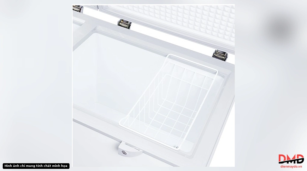 Interior view of Tủ đông Sanaky Inverter 365 lít VH-5699W3 showing the storage basket
