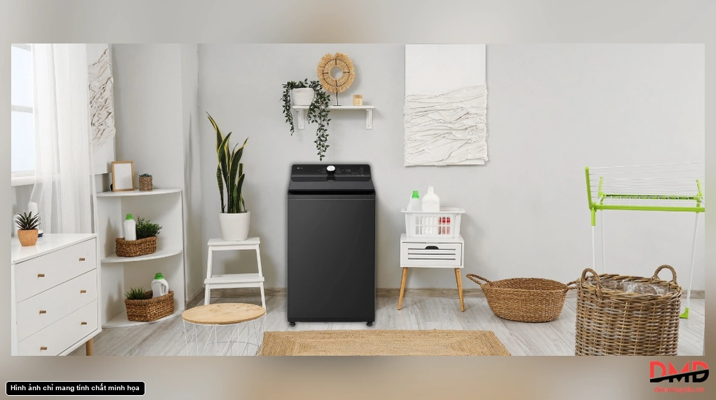 Máy giặt cửa trên màu tối trong khu giặt gia đình