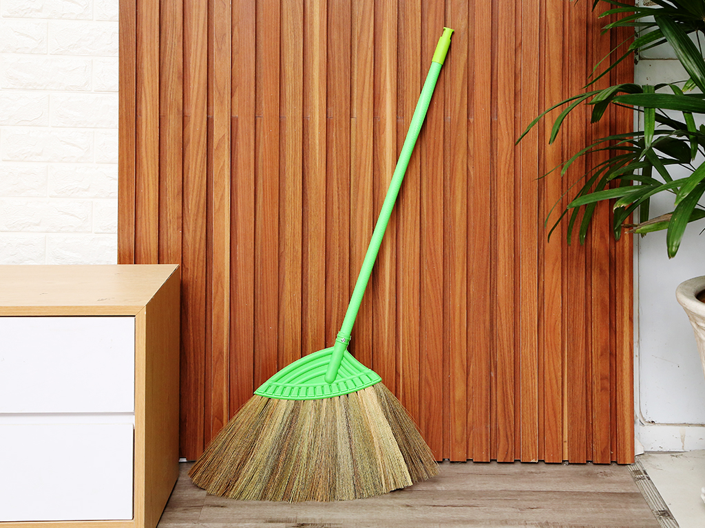Mách bạn cách để chổi quét nhà hút tài lộc