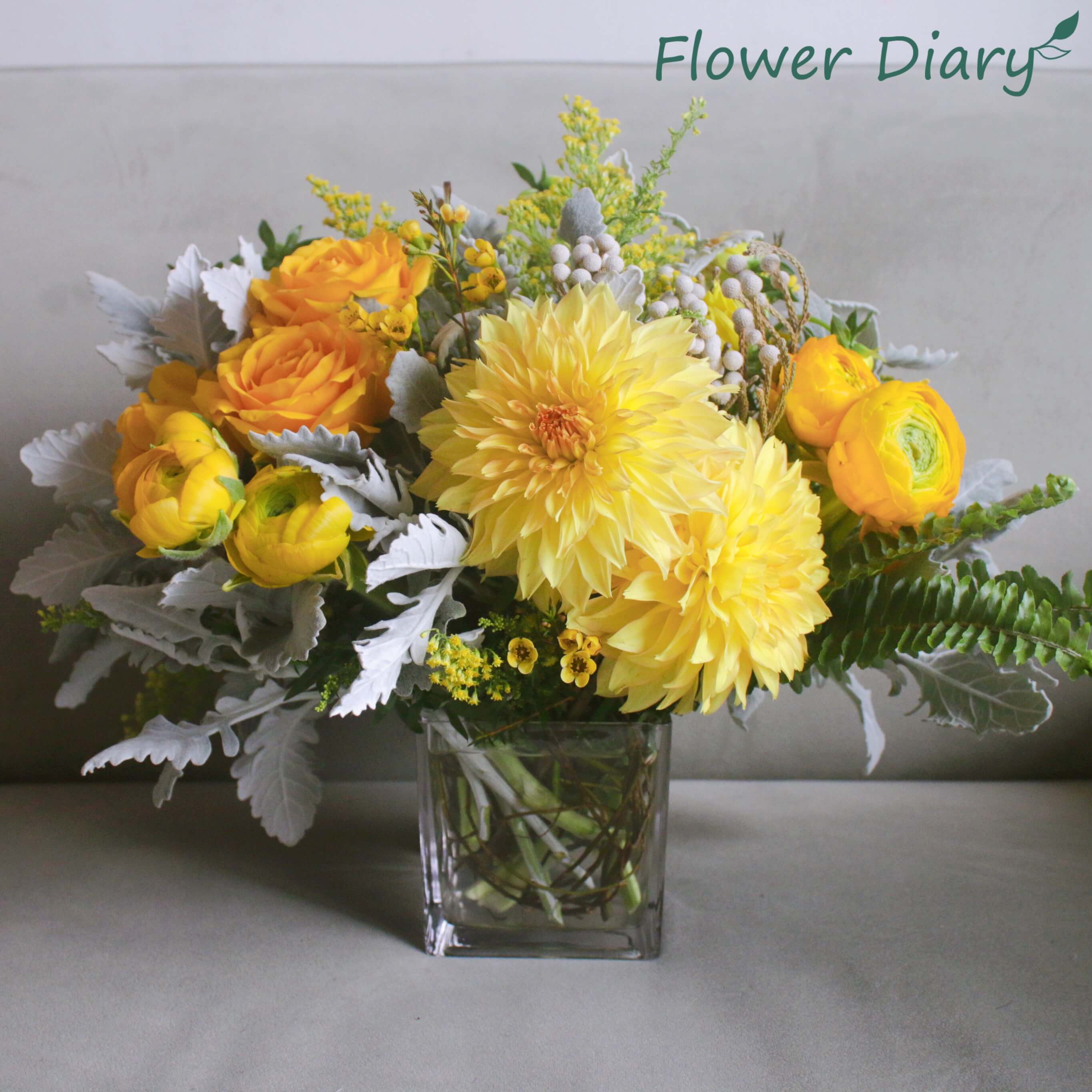 Bình cắm hoa thuỷ tinh trụ vuông 10x10cm
