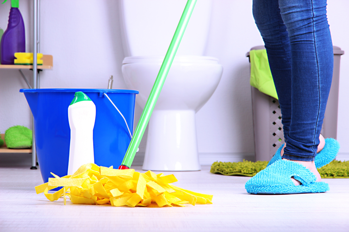 Làm sạch sàn vệ sinh để tránh tích tụ vi khuẩn