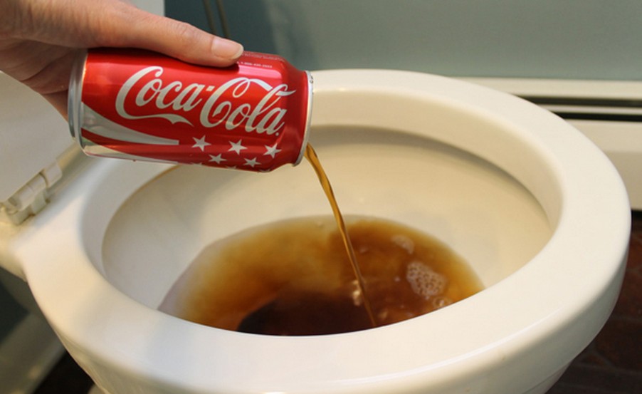 Sử dụng Coca có thể giúp bạn tẩy ố làm sạch nhà tắm hiệu quả