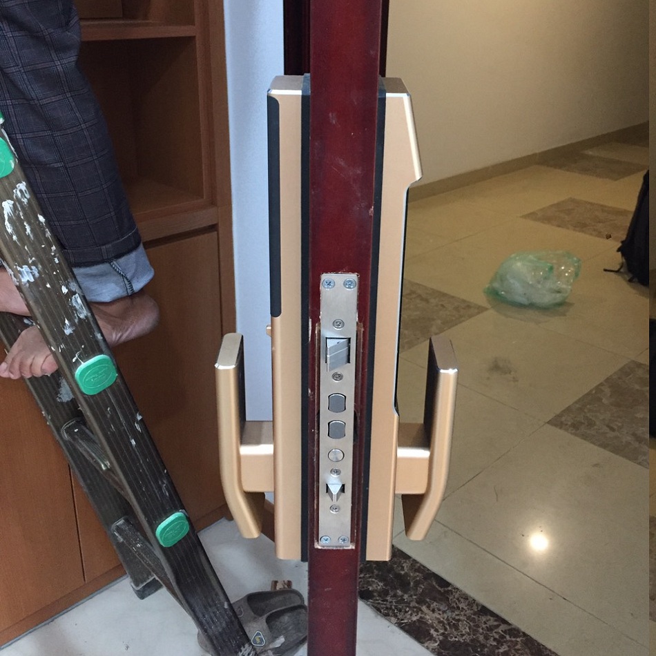 Kadol KD-M100F màu vàng chụp nghiêng toàn bộ
