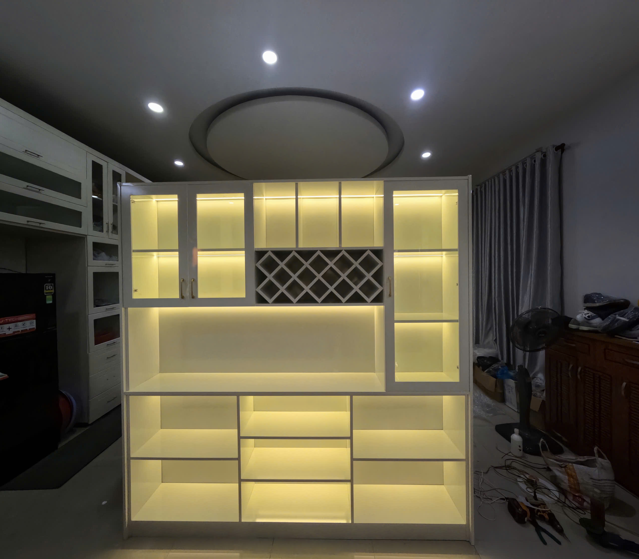 Vách ngăn kệ rượu