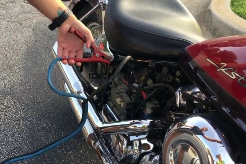 Xe máy hết ắc quy phải làm sao? Cách kích bình xe máy