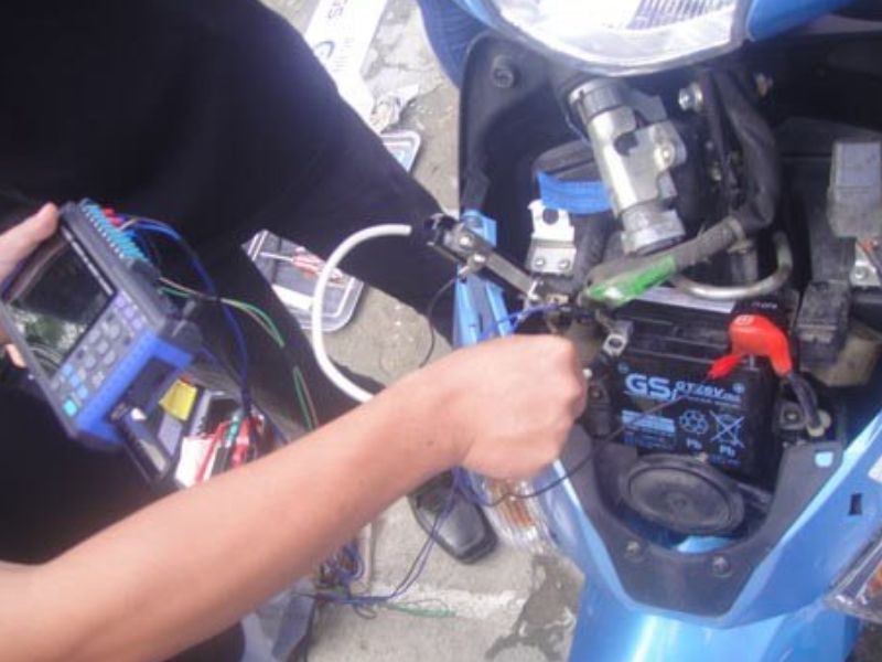 Cách phục hồi ắc quy khô xe máy cực đơn giản tại nhà