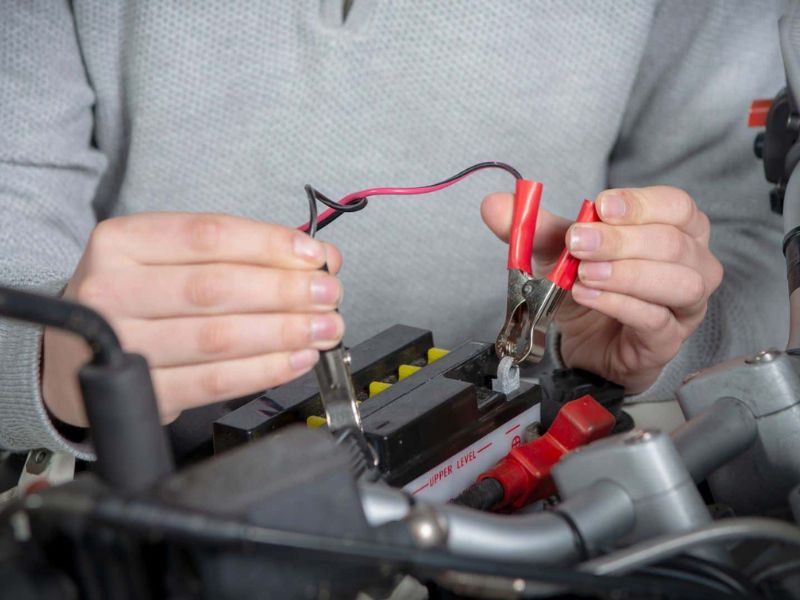 Ắc quy ô tô bị nóng bất thường và 8 dấu hiệu báo hỏng không nên chủ quan