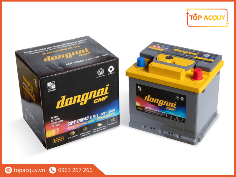 Bình ắc quy 12V 45Ah có thông số được ghi trên vỏ bình